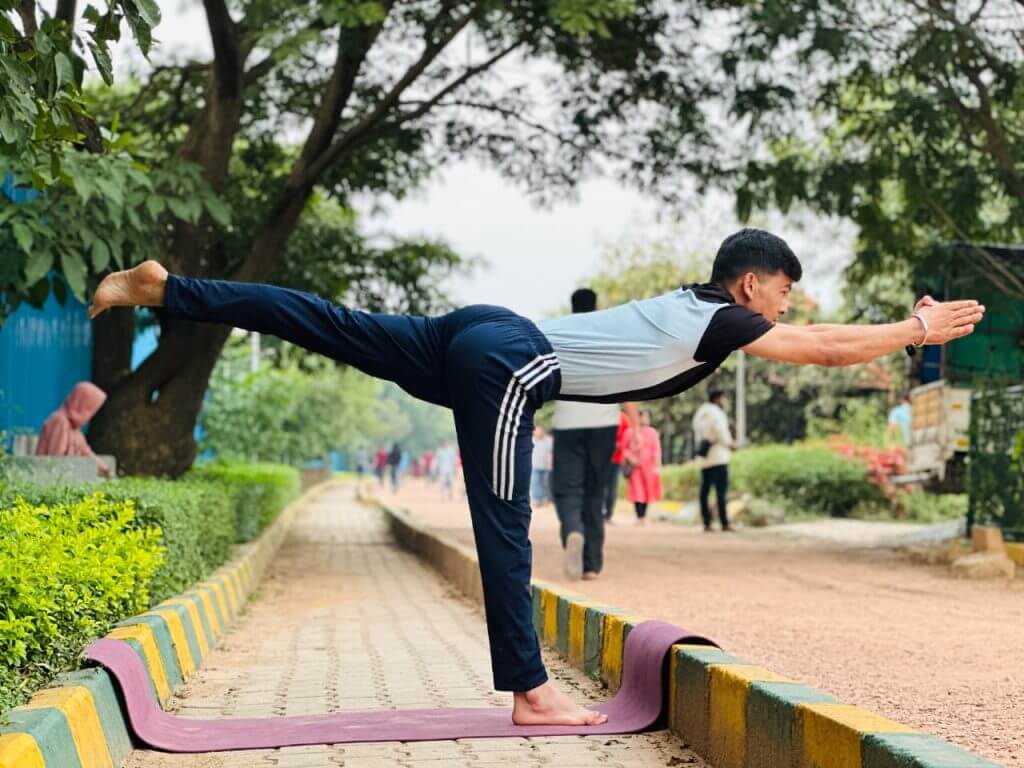 200 HOURS YOGA TEACHER TRAINING COURSE 200 HOURS YOGA TEACHER TRAINING COURSE